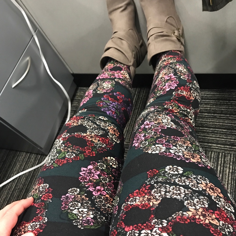 LULAROE FLORAL SKULL LEGGINGS IN ONE SIZE